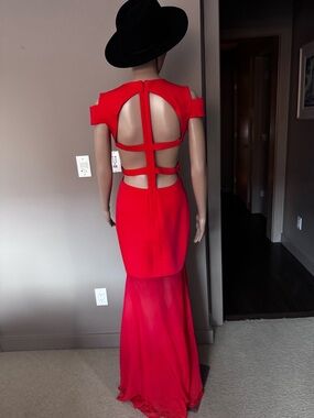 BCBGMaxAzria Vibrant Red Cold-Shoulder V-Neck Maxi Gown